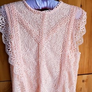 Cable & Gauge Peach Lace Cap Sleeve Top size Medium.
